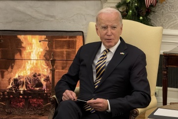 Biden discusses urgent need for aid to Ukraine with Congressional leaders