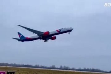 Un avión despega del Aeropuerto Internacional Boryspil