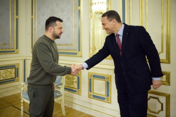 Le nouveau chef de la diplomatie polonaise se rend en Ukraine pour assurer Kyiv de la poursuite du soutien de son pays