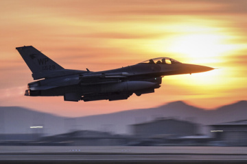 Six Ukrainian war pilots complete F-16 basic training in UK