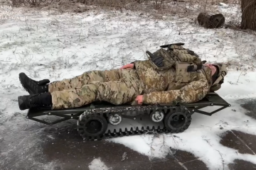 ウクライナ国境警備隊にボランティアが負傷者離脱用の無人地上車提供