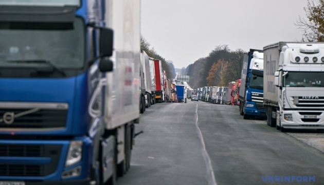 2.100 camiones hacen cola en la frontera con Polonia
