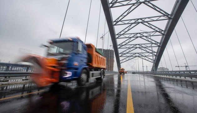 На Подільсько-Воскресенському мосту відкрили рух спецтранспорту та автобусів