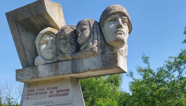 На Прикарпатті жителі двох сіл відмовилися демонтувати радянські пам’ятники