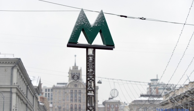 У Києві зачиняли три станції метро через пасажира на коліях