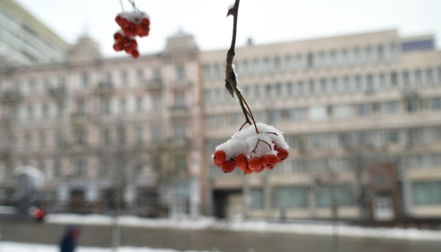 На вихідні Україні прогнозують помірні морози та опади