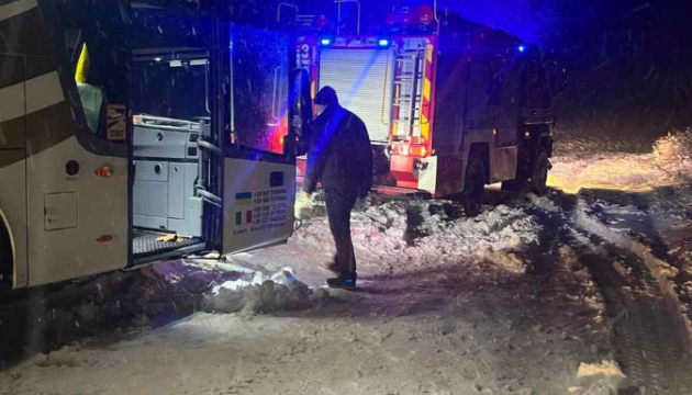 На Львівщині уночі рятувальники витягли із замету автобус із дітьми