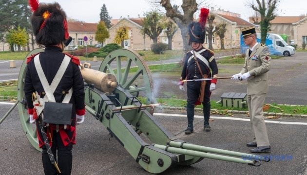 Французькі військові склали шану українським колегам пострілами з гармат часів Наполеона