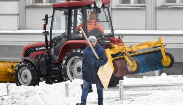 У Києві дороги розчищають 290 одиниць спецтехніки