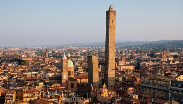 Через загрозу обвалу в італійській Болоньї закрили 47-метрову історичну вежу