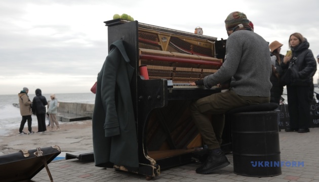 В Одесі музикант Ігор Янчук дав фортепіанний концерт на пляжі Ланжерон