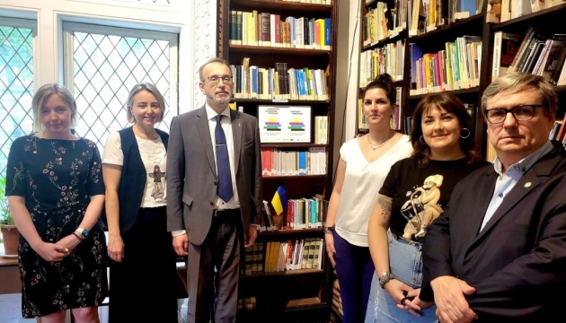 Українську книжкову поличку відкрили в Буенос-Айресі