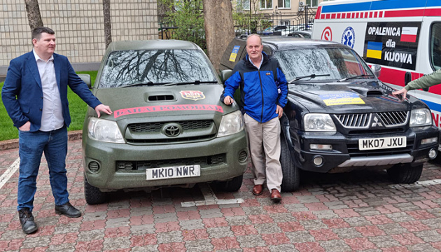 Автівки – не розкіш: як британці допомагають українським військовим