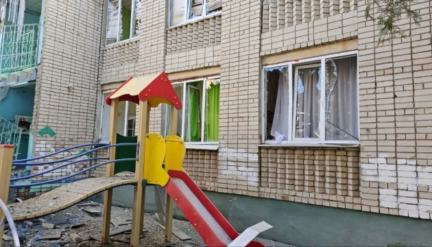 Військові РФ обстріляли дитячий садок у Херсоні - поранена працівниця
