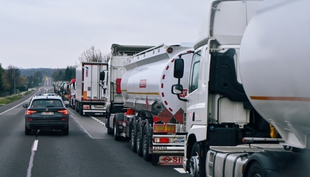 Border guards: Four trucks/hour enter Ukraine from Slovakia