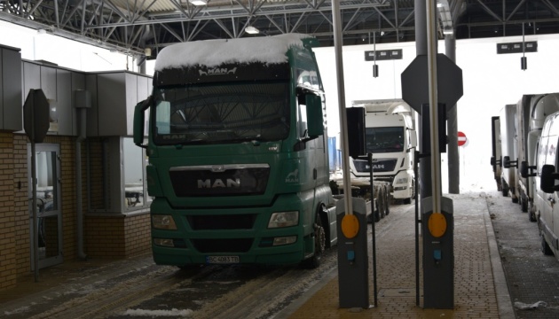 У трьох пунктах пропуску на кордоні з Польщею скупчилися близько 1100 вантажівок