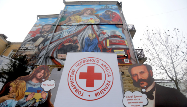 У Подільському районі відкрили мурал, присвячений Червоному Хресту України