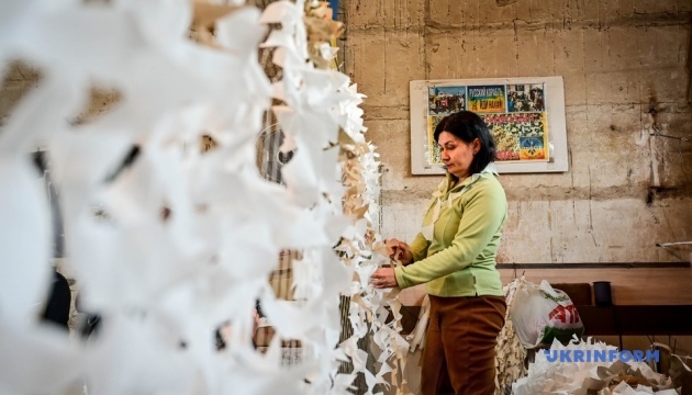 У Запоріжжі волонтери плетуть для фронту «зимові» сітки з «легкої» тканини