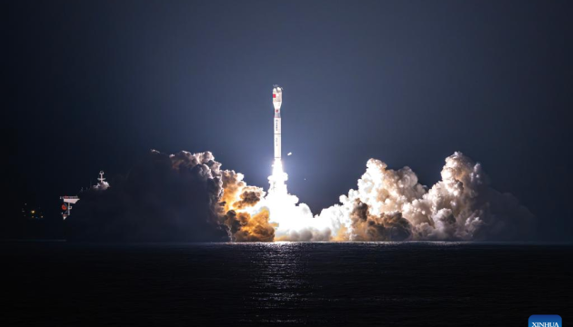 КНР вперше запустила космічну ракету з платформи у Південнокитайському морі