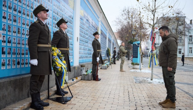 Ukrainian president honors memory of fallen soldiers