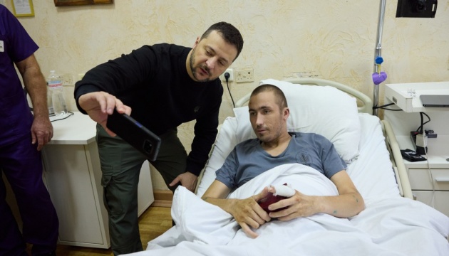 Зеленський відвідав у госпіталі українських захисників