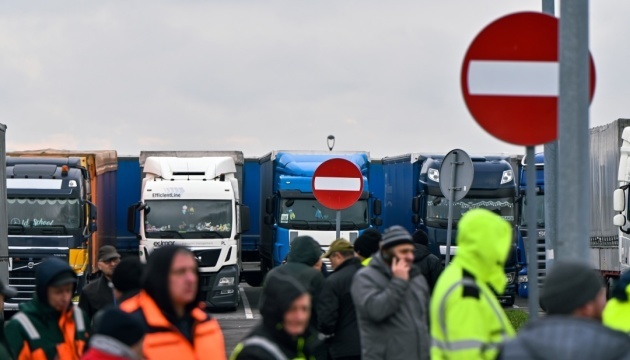 Polish trucker blockade holds up Ukraine's volunteer military aid - Reuters