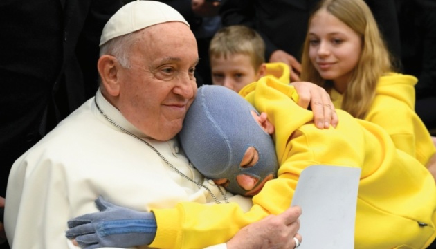 Хлопчик, який вижив після рекетного удару по Вінниці, зустрівся з Папою Римським