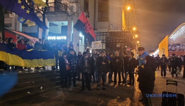 Українська діаспора на мітингу в Парижі збирала кошти на ЗСУ
