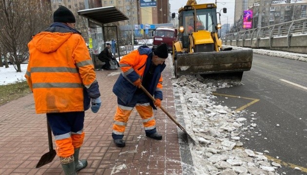 У Києві дороги розчищають 74 одиниці спецтехніки