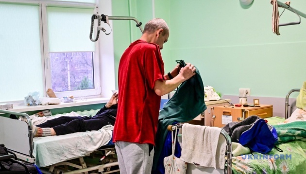 У Запоріжжі волонтери доставляють у лікарні адаптивний одяг для поранених
