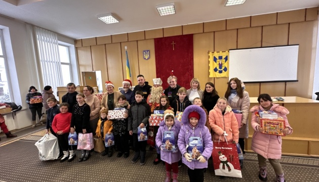 Нідерландські волонтери привітали маленьких українців зі святом Миколая 