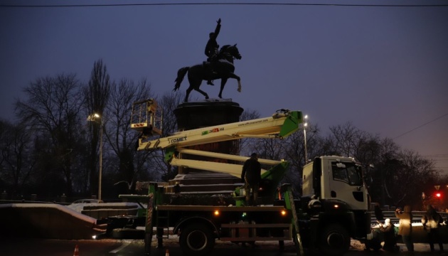 У Києві демонтують пам'ятник Миколі Щорсу