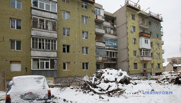 Die Hälfte der Gebäude ist zerstört: Wie die Wohnungen in Staryj Saltiw wiederaufgebaut werden