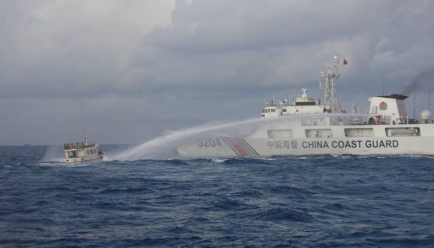 Китайські кораблі перешкодили Філіппінам доправити припаси рибалкам і військовим