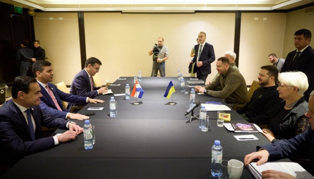 Zelensky meets with Paraguayan president