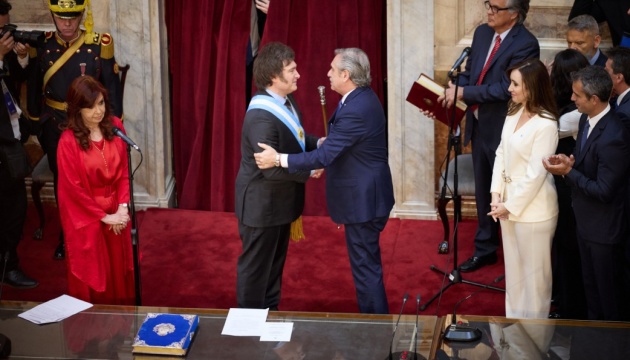 Zelensky asiste a la toma de posesión del presidente de Argentina y lo felicita por la elección