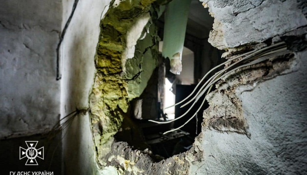 Bomb squad removes unexploded projectile from Kherson apartment following Russian strike