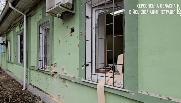 Російські війська обстріляли адмінбудівлю у Дніпровському районі Херсона
