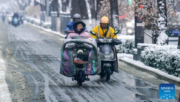 Через перший сніг у Пекіні скасували 65 авіарейсів і понад 180 автобусних маршрутів