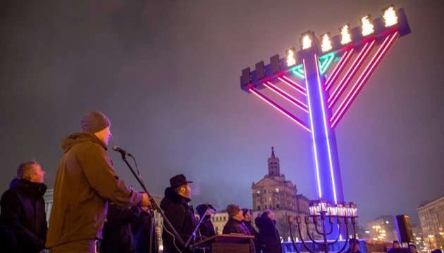 У центрі Києва запалили свічки на ханукальній менорі
