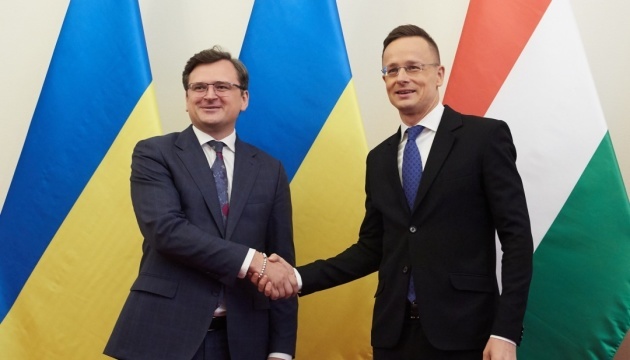 Kuleba, Szijjarto hold hour-long meeting on opening of EU accession talks with Ukraine