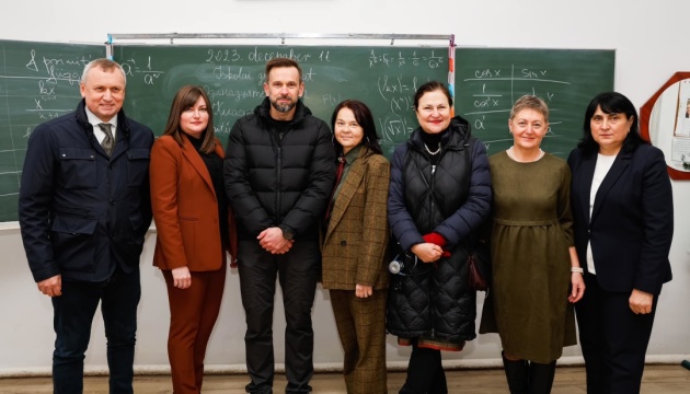 Дипломати з ЄС відвідали на Закарпатті угорські навчальні заклади