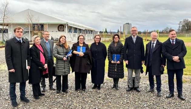 Посол у Швейцарії та Міністр міграції Швеції відвідали у Берні тимчасове містечко для українців
