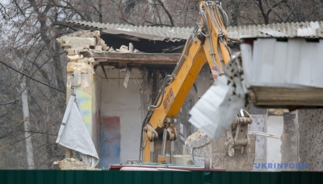 В Одесі зносять будинок, пошкоджений під час ракетного удару влітку