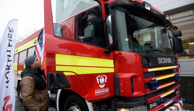 Лондонський аеропорт Гатвік передав ДСНС два пожежні автомобілі
