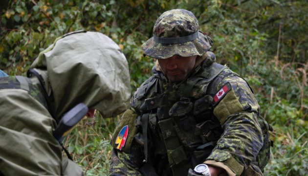 Канадські військові показали, як навчають українських саперів