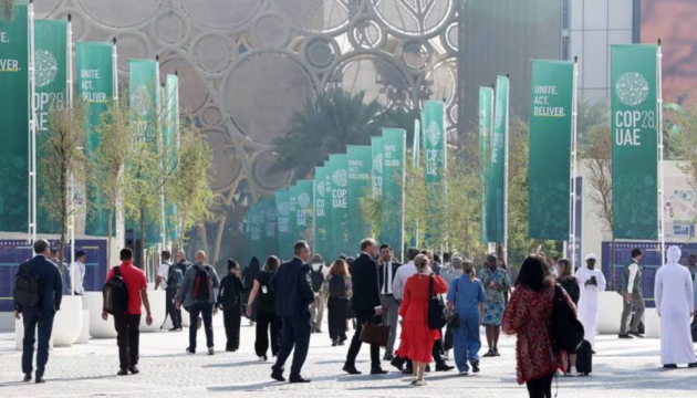 Кліматичний саміт у Дубаї: 28 країн уперше погодили «перехідний період» від викопного палива