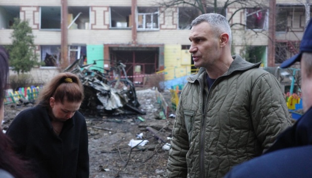 Ракетна атака на Київ: Кличко оглянув пошкоджений будинок у Дніпровському районі