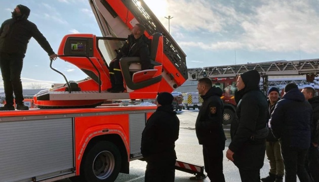 Столичні рятувальники отримали нову 42-метрову автодрабину