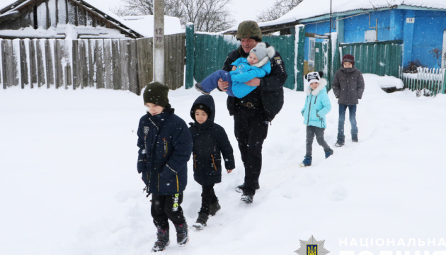 З прикордонного села на Чернігівщині евакуювали родину з шістьма дітьми